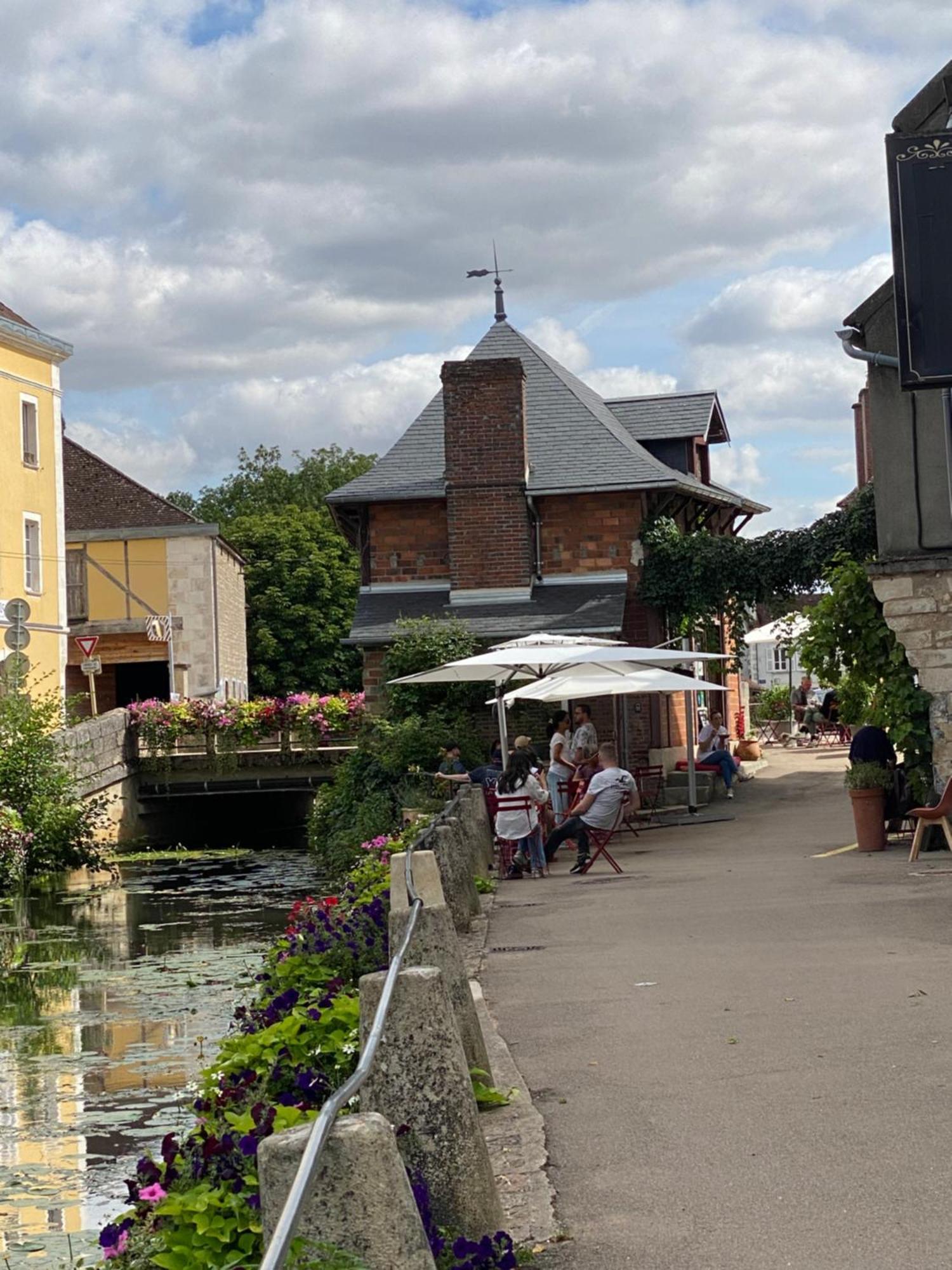 Le Merrain Gite Plein Coeur De Chablis Buitenkant foto